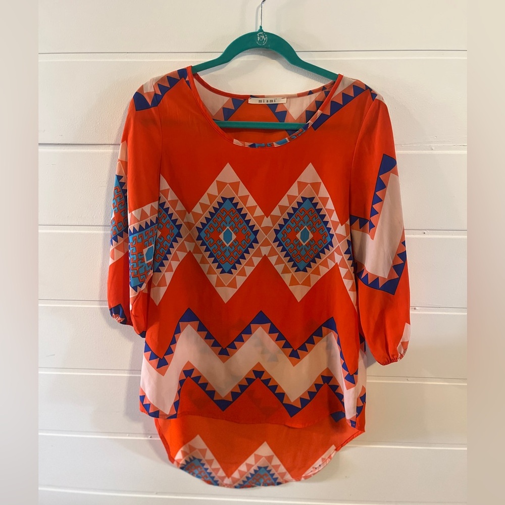 🔥 Vibrant High-Low Blouse – Tribal Chevron Print, 3/4 Sleeves, Miami Brand 🔥
